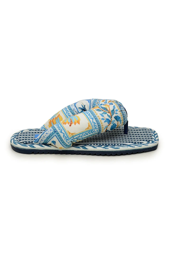 FARM RIO NAVY PUFFY FLIP FLOP New In 4 FARM RIO NAVY PUFFY FLIP FLOP New In